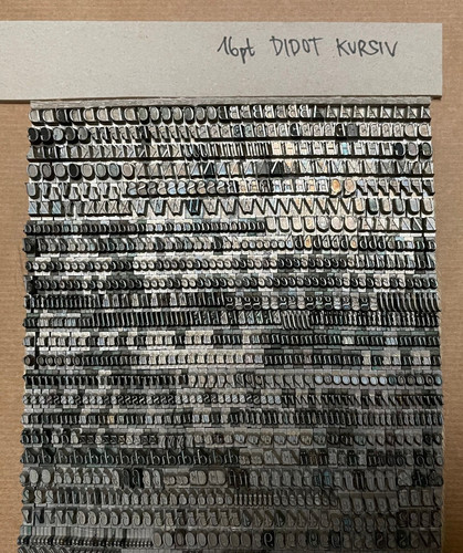 Bleisatz prägeschrift - bleisatz,